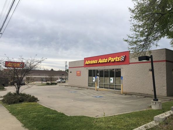 Former Advance Auto Parts - Longview : 212 E Marshall Ave, Longview, TX 75601